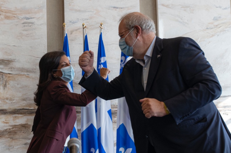 dominique-anglade-qui-fait-un-arm-bump-au-caucus-liberal-de-2021-a-orford.jpg