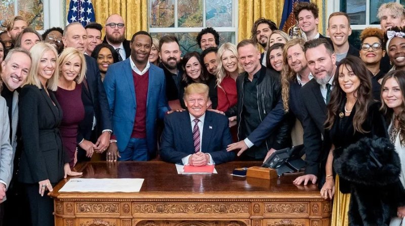 photo-de-pres-avec-sean-feucht-et-donald-trump.jpg