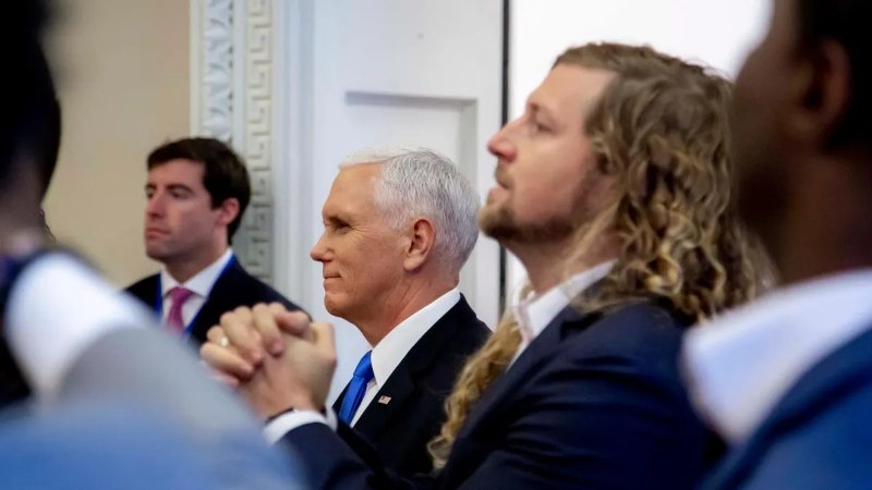 sean-feucht-avec-le-vp-americain-mike-pense-lors-de-la-45e-presidence.jpg