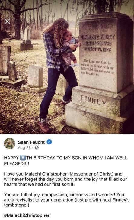 sean-feucht-et-son-bebe-lors-d-un-grave-soaking.jpg