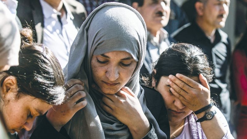FAWZIA SIDO, alors âgée de neuf ans, a été capturée avec deux de ses frères par l’État islamique à l’été 2014, avant de se retrouver prisonnière à Gaza. Sur cette photo d’illustration, des femmes et des enfants yézidis sauvés de l’État islamique attendent de monter à bord d’un bus à destination de Sinjar, au cœur de l’Irak.<br /><br />(crédit photo: DELIL SOULEIMAN/AFP via Getty Images