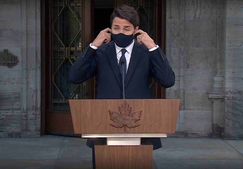 justin-trudeau-qui-enleve-son-masque-honteux.jpg