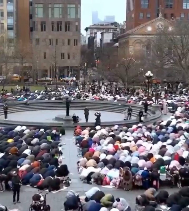 Plus de 600 mosquées à New York et ils prennent les rues d'assaut, quand même.<br /><br />C'est une invasion, rien de moins.<br /><br />Source: https://x.com/HashemAllMighty/status/1987661554633077247