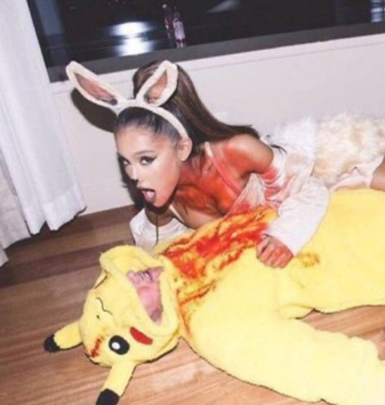 Ariana Grande avec la symbolique double du lapin et du sang, dans un contexte de meurtre.<br /><br />Ceux qui ne veulent pas voir le font exprès...