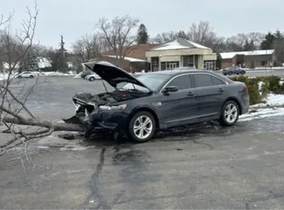 Le 8 décembre 2025 à Elgin (Illinois), lors d’un contrôle routier ICE, Luis Jesus Acosta Gutierrez a résisté violemment en percutant délibérément le véhicule d’un agent contre un arbre, puis s’est enfui à pied pour se retrancher dans un appartement inconnu.<br /><br />https://thestatements.substack.com/p/suspected-tren-de-aragua-gang-member<br /><br />https://x.com/DHSgov/status/2019803375445897707<br /><br />Une foule d’agitateurs a jeté des objets sur les forces de l’ordre, et la police locale n’a pas protégé les agents ICE pendant les négociations sur le balcon.