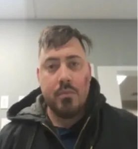 Jozias Natanael Carmona-Pena, un étranger en situation irrégulière poursuivi pour délits graves d’actes lascifs et obscènes sur un enfant.<br /><br />Il fait face à des charges de felonies pour actes lascifs avec un enfant (lewd and lascivious acts with a child) et avait reçu un ordre final d’expulsion en 2023 mais était resté aux États-Unis.<br /><br />https://x.com/DHSgov/status/2019803372635701682<br /><br />Les autorités locales l'avaient libéré dans la communauté après avoir refusé la demande de détention de l’ICE.
