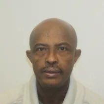 Mahad Abdulkadir Yusuf, un ressortissant somalien en situation irrégulière.<br /><br />https://www.foxnews.com/us/ice-confirms-arrest-somali-illegal-immigrant-sex-offender-minneapolis<br /><br />https://x.com/DHSgov/status/2019803369573863540<br /><br />Il a été condamné pour agression sexuelle criminelle au premier degré après avoir forcé une victime à des actes sexuels oraux répétés, arrêté en 2016 pour voies de fait graves, et fait l'objet d'un mandat actif de 2024 pour entrave à la police.