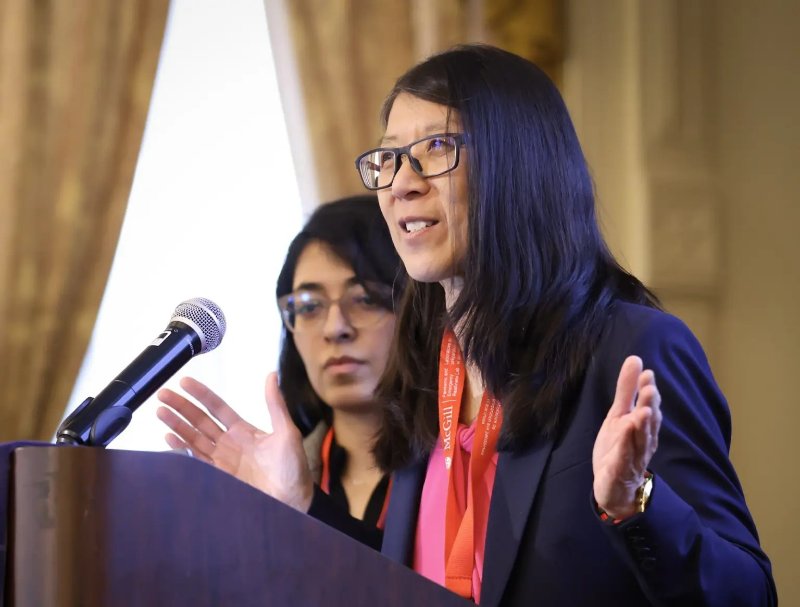 Joanne Liu, directrice de PERL, anime le panel « Répondre aux crises humaines dans un monde fracturé » avec Paul Wise, Université Stanford, Conrad Sauvé, Croix-Rouge canadienne, et Kelley Lee, Université Simon Fraser.<br /><br />Source: https://reporter.mcgill.ca/new-mcgill-lab-aims-to-prepare-the-world-for-the-next-pandemic/