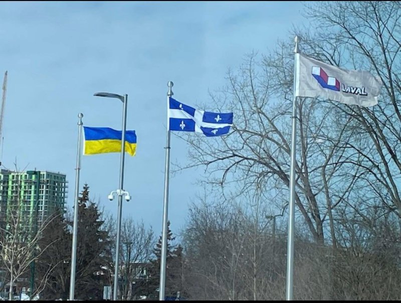 La Ville de Laval a hissé le drapeau de l’Ukraine sur le mât du complexe aquatique afin de témoigner du soutien de la ville envers les Ukrainiennes et Ukrainiens.<br /><br />Source: https://www.facebook.com/story.php?story_fbid=1552009363147155&amp;id=100050143190534&amp;mibextid=wwXIfr&amp;rdid=7Ycz4q0zjYDQz94K#