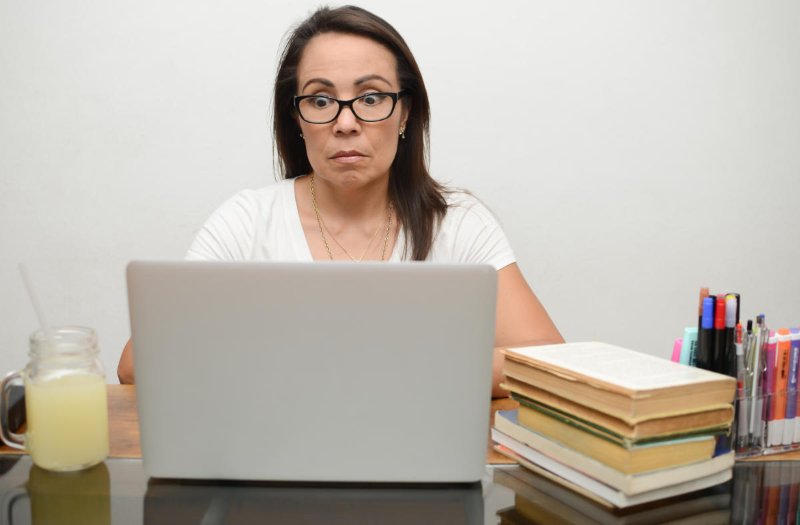 femme-surprise-par-les-prix.jpg