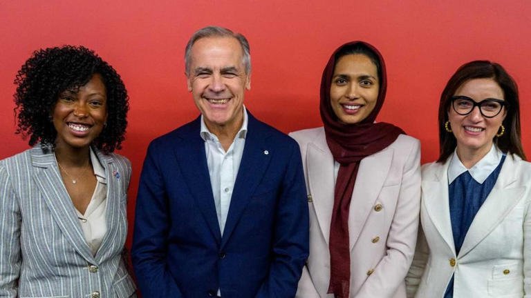 Tatiana Auguste, Mark Carney, Doly Begum et Danielle Martin<br /><br />Source: https://www.msn.com/fr-ca/actualites/r%C3%A9gion%20de%20qu%C3%A9bec/mark-carney-obtient-finalement-un-gouvernement-majoritaire-un-an-apr%C3%A8s-les-%C3%A9lections/ar-AA20RrQF
