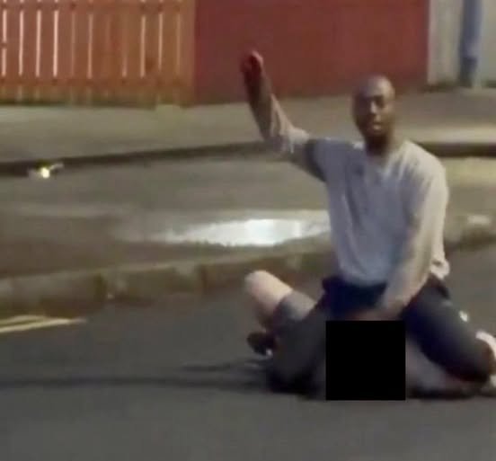 "C’est l’image la plus choquante sur Internet en ce moment.<br /><br />La vidéo est trop graphique pour même être publiée.<br /><br />Un migrant soudanais a été surpris en train d’essayer de décapiter un homme blanc dans les rues de Belfast.<br /><br />L’homme est maintenant dans un état critique après que des témoins soient intervenus et aient arrêté l’attaque.<br /><br />Nous n’avons pas à vivre comme ça.<br />L’invasion du tiers-monde est en train de tuer l’Occident.<br /><br />Assez."<br /><br />Source: https://www.facebook.com/bennyjohnson/posts/pfbid0dYgFHgtwa9HLGYDhfiN7dBjW3zwNGjhoGnYpN2uRh9kaZego8N1rg9RhGdTNmS6yl