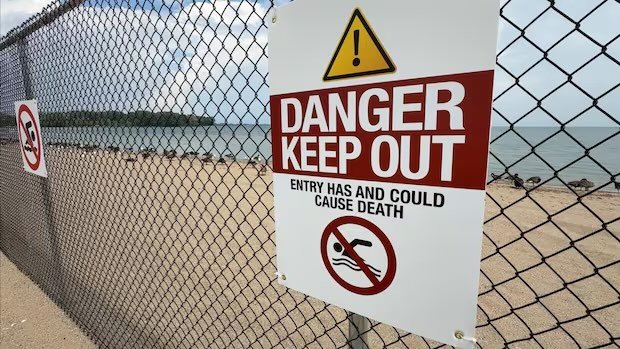 La ville de Windsor fait face à une poursuite de plusieurs millions de dollars suite au décès d'un nageur de 15 ans à la plage de Sandpoint. Dalson Chen, de CBC, nous en dit plus.<br /><br />Source: https://www.cbc.ca/news/canada/windsor/father-of-teen-who-drowned-at-windsors-sandpoint-beach-sues-the-city-for-5m-9.7055373