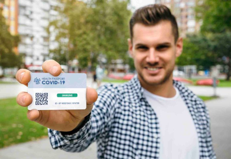 le-passeport-covid-19-pour-controler-les-gens.jpg