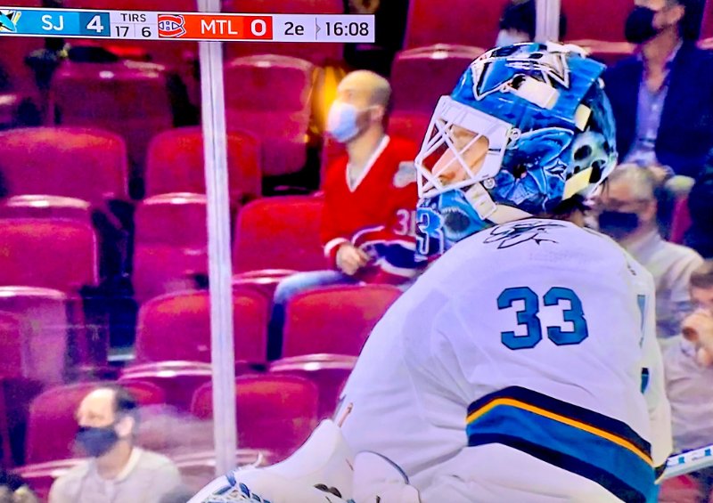 candiens-contre-les-sharks-avec-une-assistance-presque-vide.jpg