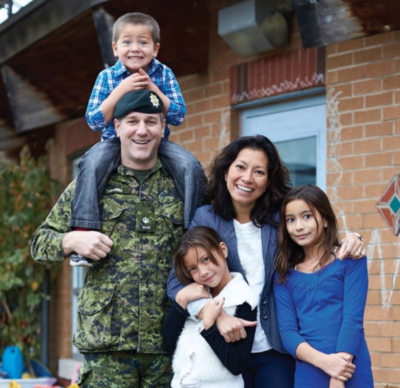 militaire-avec-famille-issue-de-la-diversite.JPG