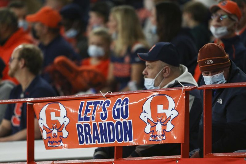 Un panneau indiquant "Let's go Brandon" est affiché sur la balustrade dans la première moitié d'un match de football universitaire de la NCAA entre le Boston College et Syracuse à Syracuse, NY, le samedi 30 octobre 2021. Les critiques du président Joe Biden ont proposé la nouvelle phrase énigmatique pour insulter le président démocrate. (Photo AP / Joshua Bessex)<br /><br />https://apnews.com/article/lets-go-brandon-what-does-it-mean-republicans-joe-biden-ab13db212067928455a3dba07756a160