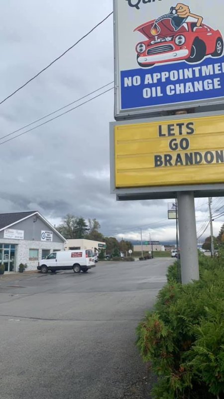 Un président du parti républicain local a déclaré que son article sur les réseaux sociaux à propos de ce panneau Hoods Up Quick Lube avait gagné 8 000 vues en 24 heures.