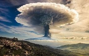 un-autre-volcan-qui-emet-de-la-fumee-et-de-la-poussiere.jpg