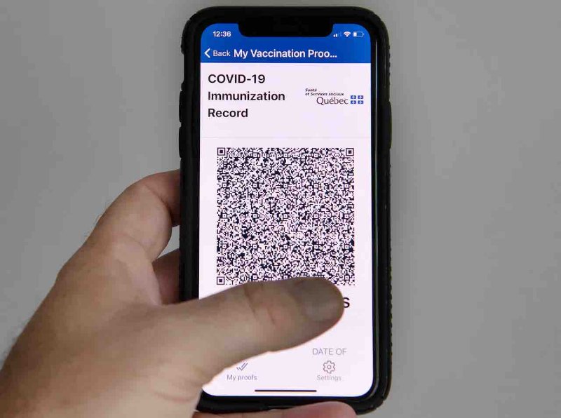 le-passeport-vaccinal-du-quebec-sur-un-iphone.jpg