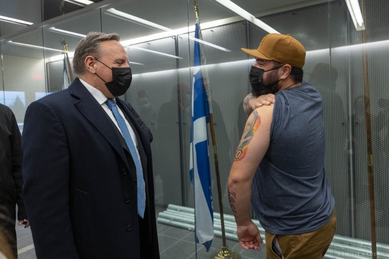 francois-legault-qui-rencontre-celui-qui-a-un-tatoo-de-lui.jpg