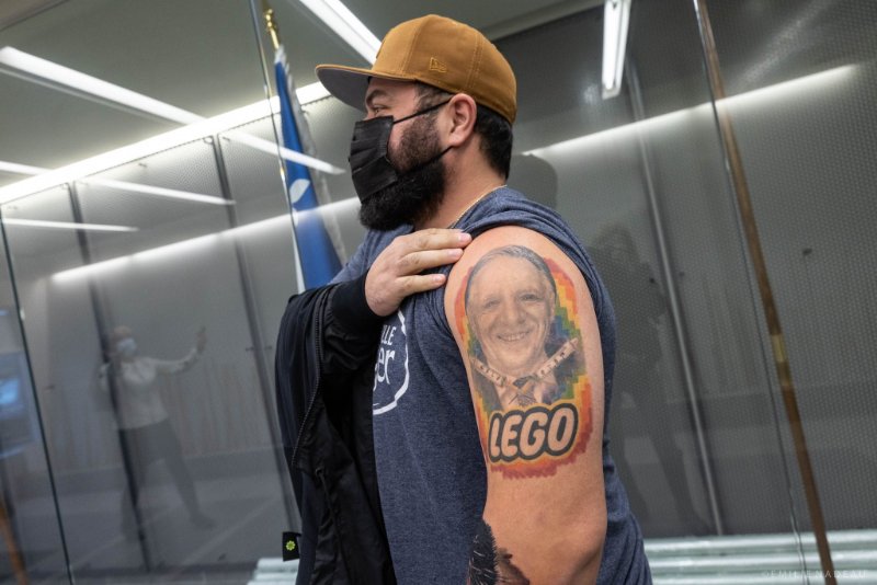 un-tatoo-de-francois-legault-sur-le-bras-gauche.jpg