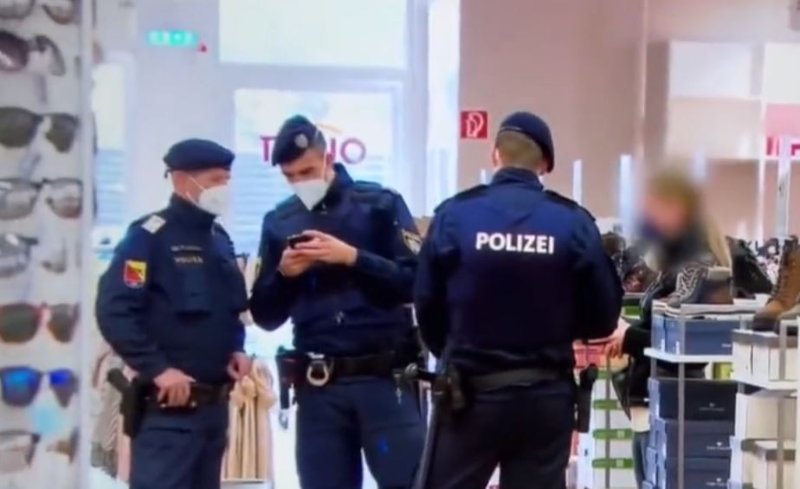 la-police-autrichienne-dans-une-boutique.JPG