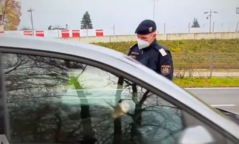 policier-autrichien-qui-controle-les-automobilistes-pour-leur-statut-vaccinal.JPG