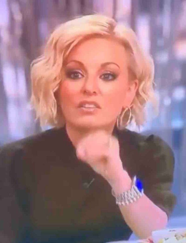 guylaine-tanguay-qui-aime-ne-pas-reflechir-par-elle-meme.jpg