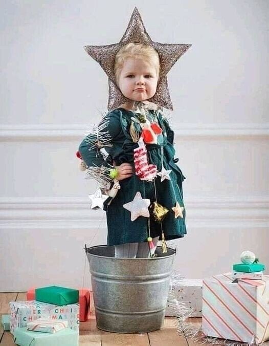petit-garcon-qui-fait-comme-s-il-etait-un-sapin.jpg