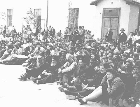 Les habitants juifs d’un village de Bessarabie sont détenus avant leur déportation en Transnistrie. Roumanie, septembre 1941.