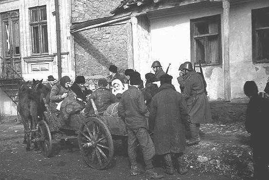 Des soldats roumains supervisent la déportation des Juifs de Kichinev. Kichinev (aujourd’hui Chisinau), Bessarabie, Roumanie, 28 octobre 1941.