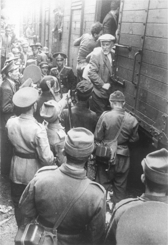 La police oblige des Juifs roumains, ayant survécu à un pogrom à Iasi, à monter à bord d’un train lors de leur expulsion de Iasi à Calarasi. Iasi, Roumanie, fin juin 1941.