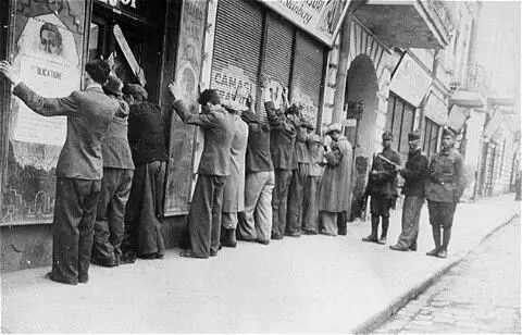 Une arrestation de juifs dans les rues de Iași, le 29 juin 1941. © Cartea Neagră/Wikimedia