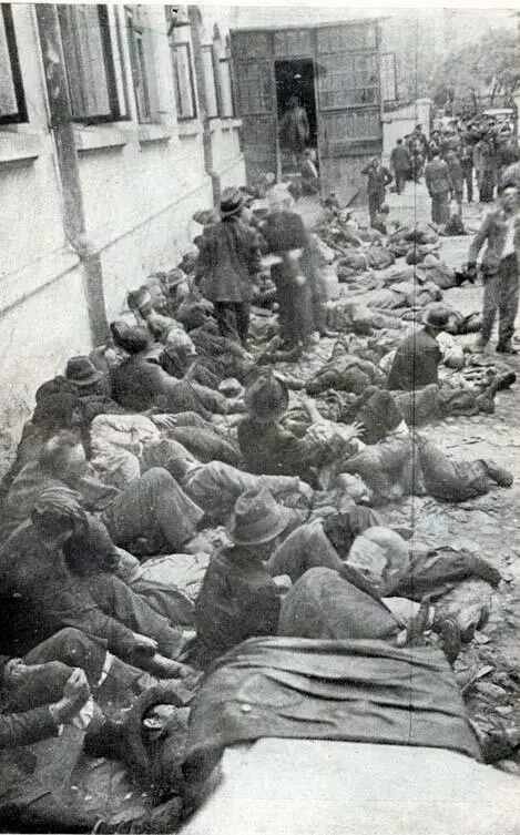 Des Juifs captifs dans la cour de la Questure de Iași le 29 juin 1941. © Cartea Neagră/Wikimedia
