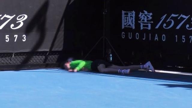 ball-girl-par-terre.jpg