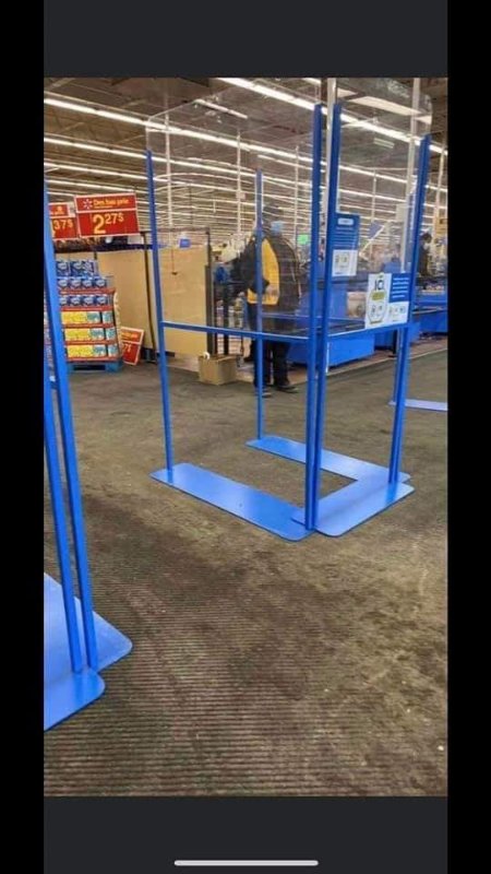 la-photo-originale-montrant-l-enclos-de-plexiglass-chez-walmart-au-quebec.jpg