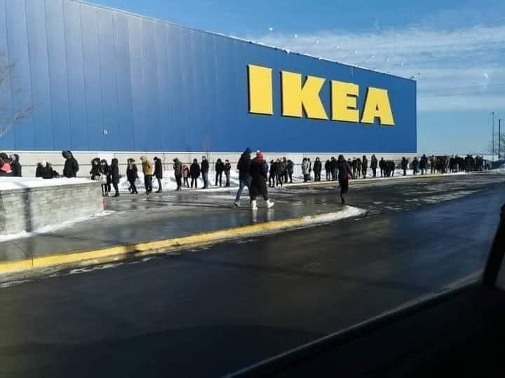 tres-longue-file-d-attente-chez-ikea.jpg