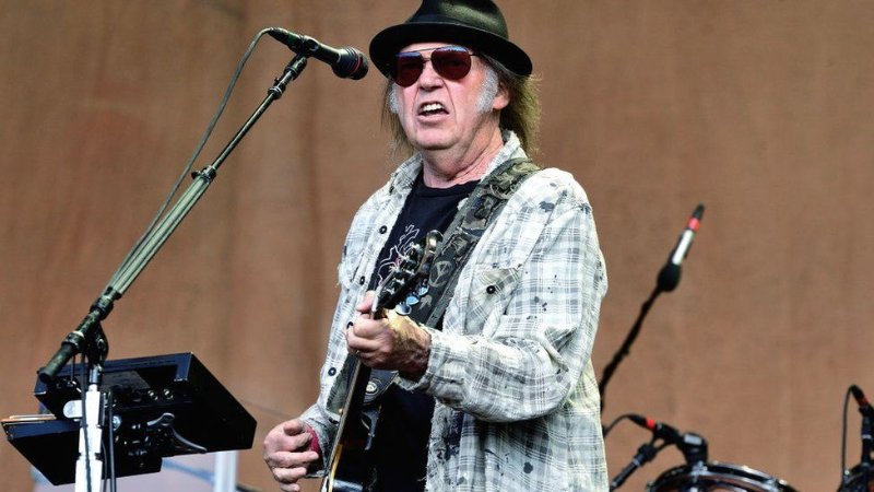 La musique de Neil Young est supprimée de Spotify après que la rock star a demandé à la plateforme de streaming de choisir entre lui et Rogan