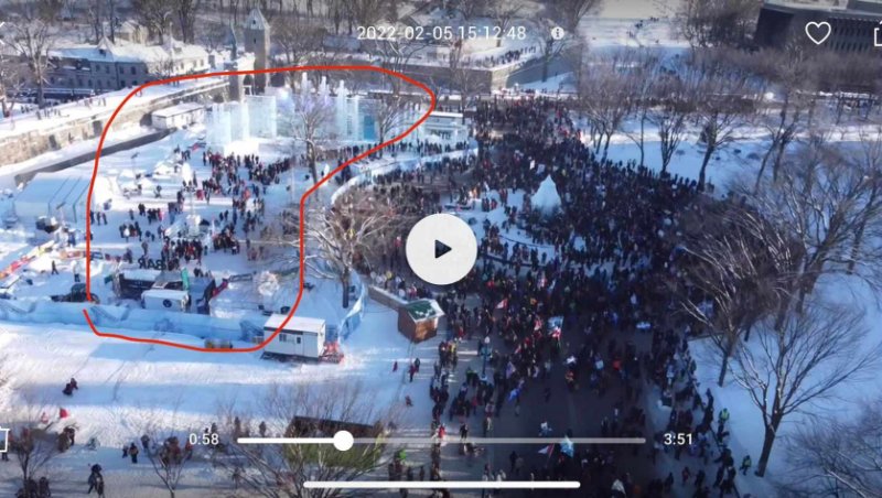 la-foule-devant-le-parlement-a-la-manif-du-6-fevrier-2022-a-quebec-devant-le-carnaval-a-peu-pres-vide.jpg