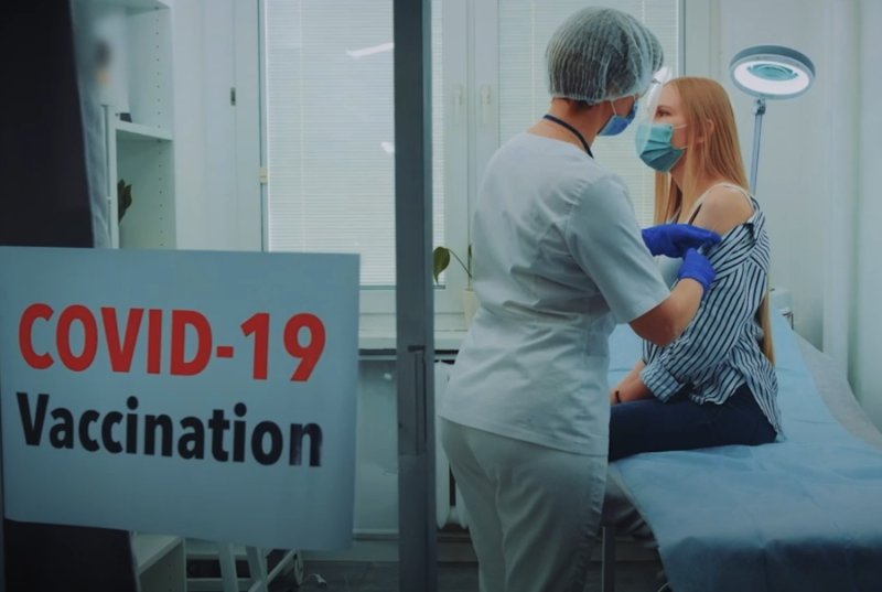 la-vaccination-covid-19-qui-blesse-et-tue.jpg