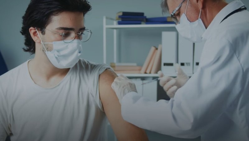 la-vaccination-covid-et-les-pharmas-qui-minimisent-les-effet-secondaires.jpg