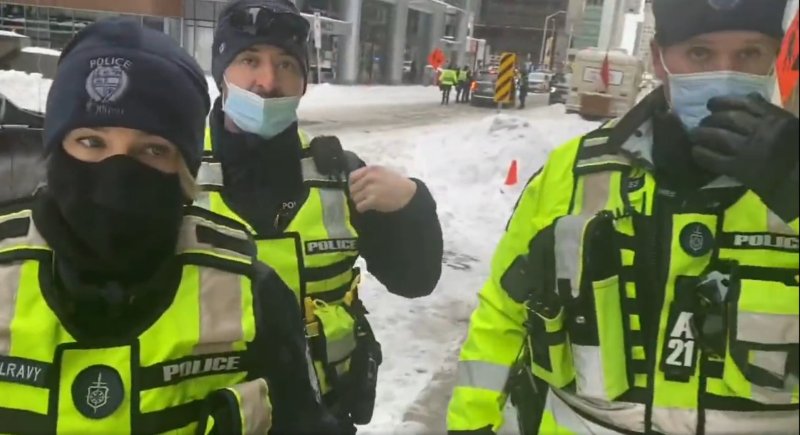 trois-policiers-aux-comportements-fascistes-d-ottawa.jpg