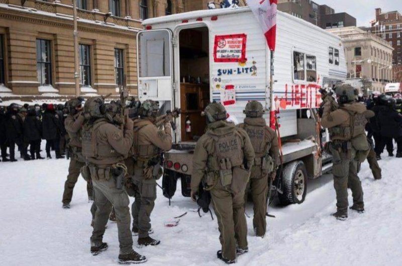 des-mercenaires-de-trudeau-qui-terrorisent-les-canadiens.jpeg