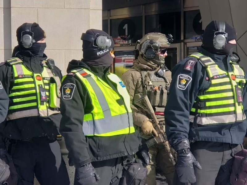 des-policiers-qui-s-attaquent-aux-canadiens.jpeg