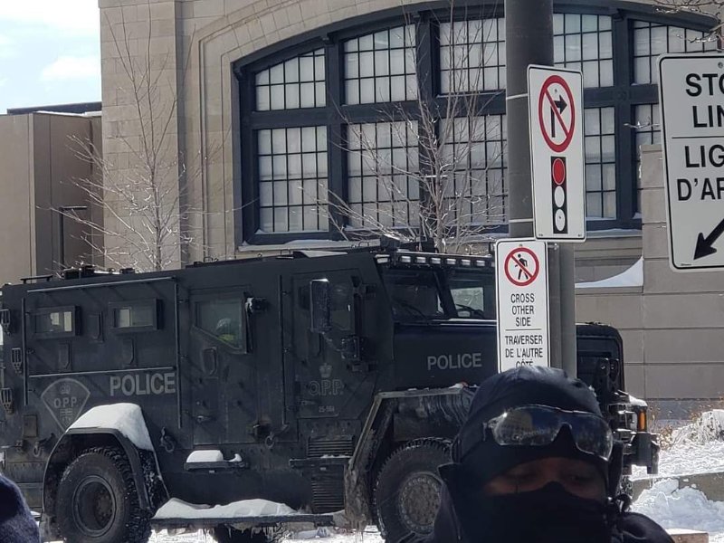 des-vehicules-paramilitaires-contre-les-canadiens.jpeg