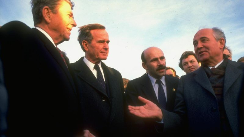 Ronald Reagan, George Bush, Pavel Palazhchenko et Mikhaïl Gorbatchev en 1988 -- DIRCK HALSTEAD/GETTY IMAGES