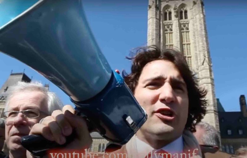 justin-trudeau-qui-encourage-les-employes-d-aveos-devant-le-parlement-d-ottawa.jpg
