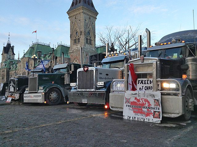 le-convoi-de-la-liberte-a-ottawa-en-fevrier-2022.jpg
