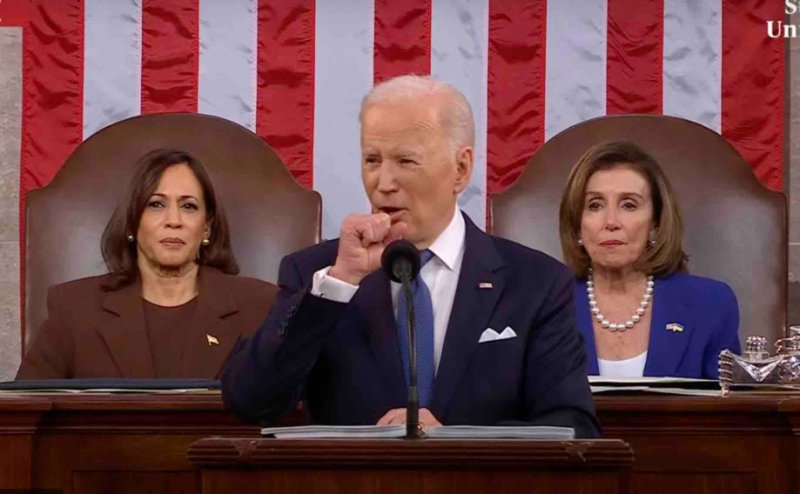 joe-biden-qui-tousse-pendant-l-etat-de-l-union-2022-avec-kamala-harris-et-nancy-pelosi.jpg